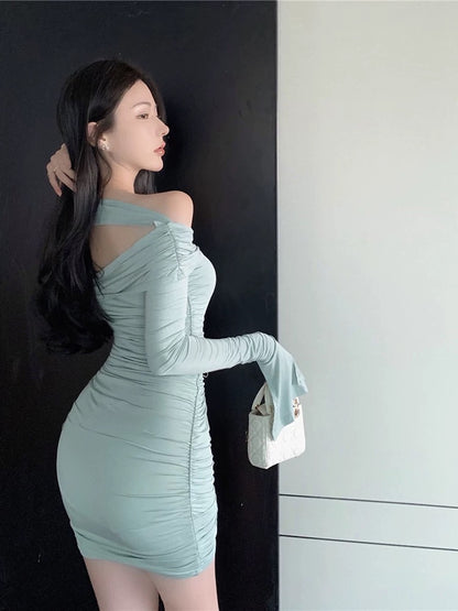 Sexy one-shoulder dress for women in autumn, waist-cinching tight skirt, long-sleeved skirt, beautiful figure, hip-hugging short skirt for little moms