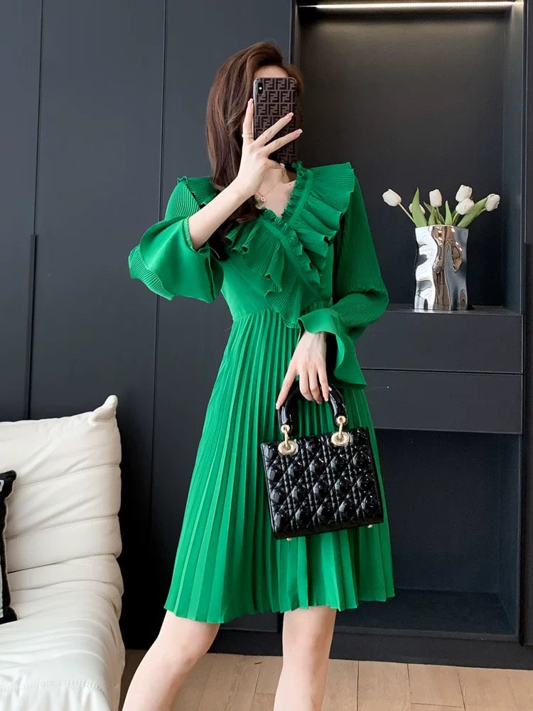 High-end lady dress women's autumn 2023 new French style waist slimming long-sleeved pleated skirt