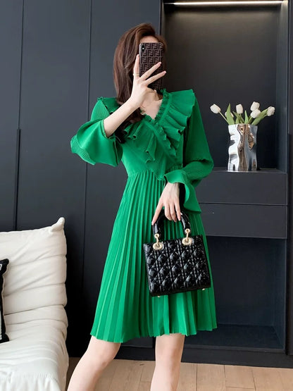 High-end lady dress women's autumn 2023 new French style waist slimming long-sleeved pleated skirt