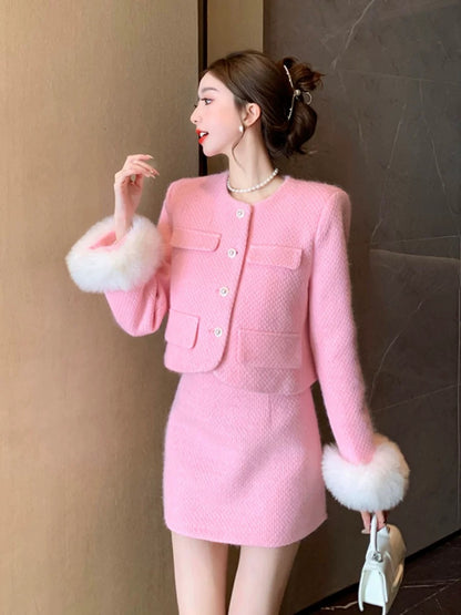 The deep winter clothing is paired with a complete set of velvet and thickened small fragrant suits, a fur splicing jacket and a thickened short skirt two-piece set
