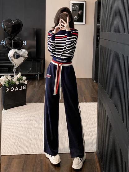 Trendy casual suit for women in autumn. This year's popular contrasting striped temperament round neck sweatshirt two-piece set is trendy.