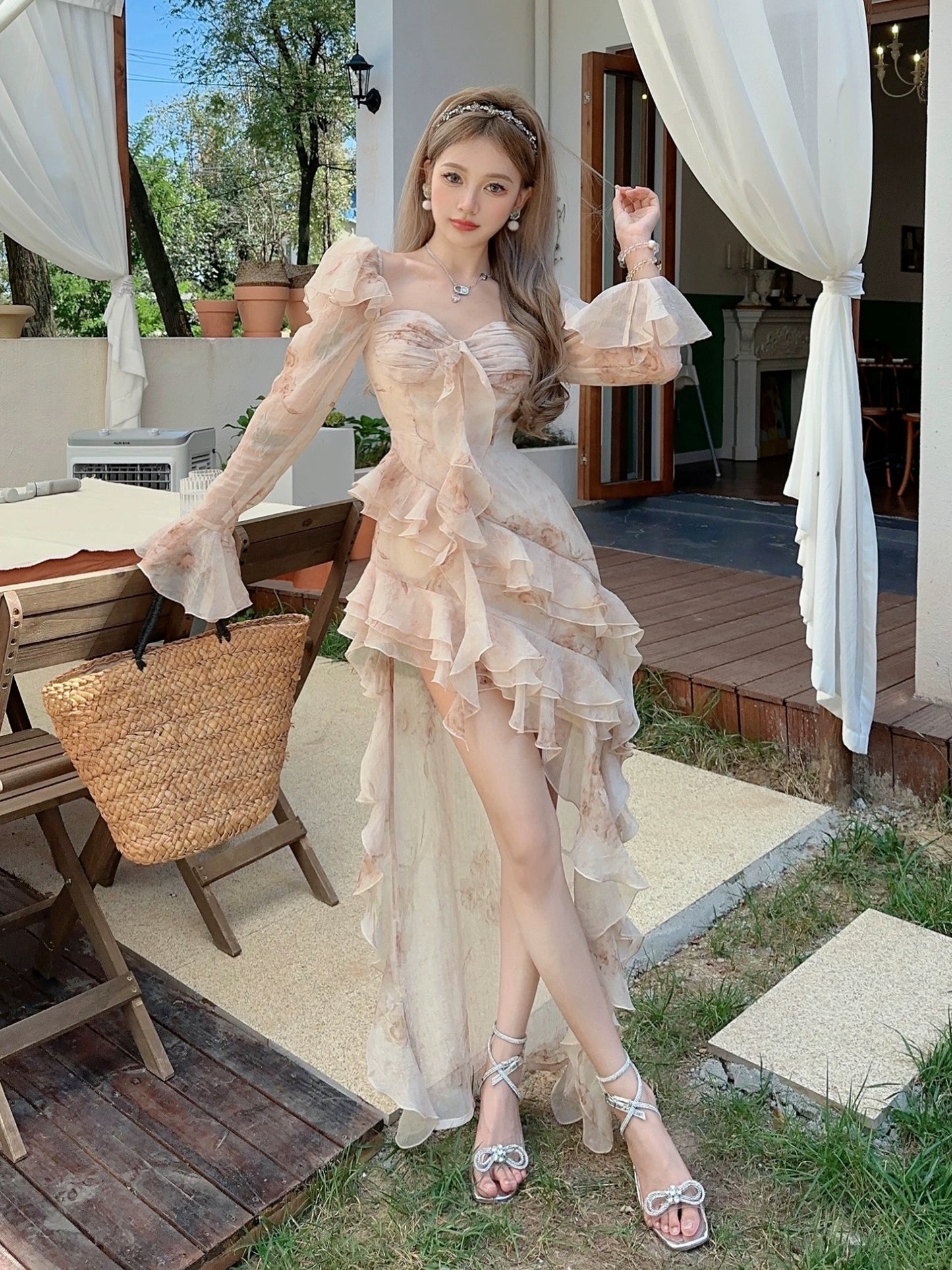 MOXI's beauty goddess has arrived, a beautiful romantic three-dimensional ruffled textured and smudged elegant dress with short front and long back