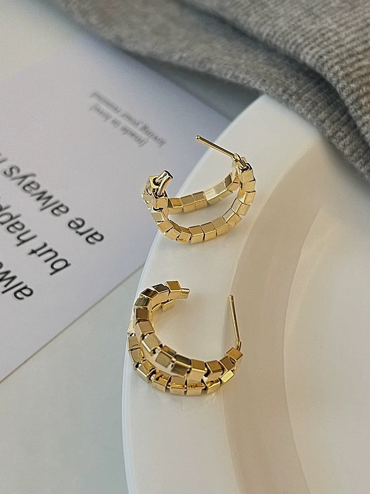 Metal small and exquisite earrings light luxury and elegant earrings 2023 new popular earrings niche design earrings trend