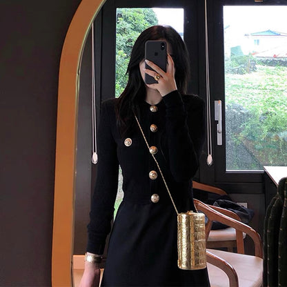 European station autumn and winter new style literary and artistic style to reduce age, this year's popular knitted tops and skirts two-piece suits for women