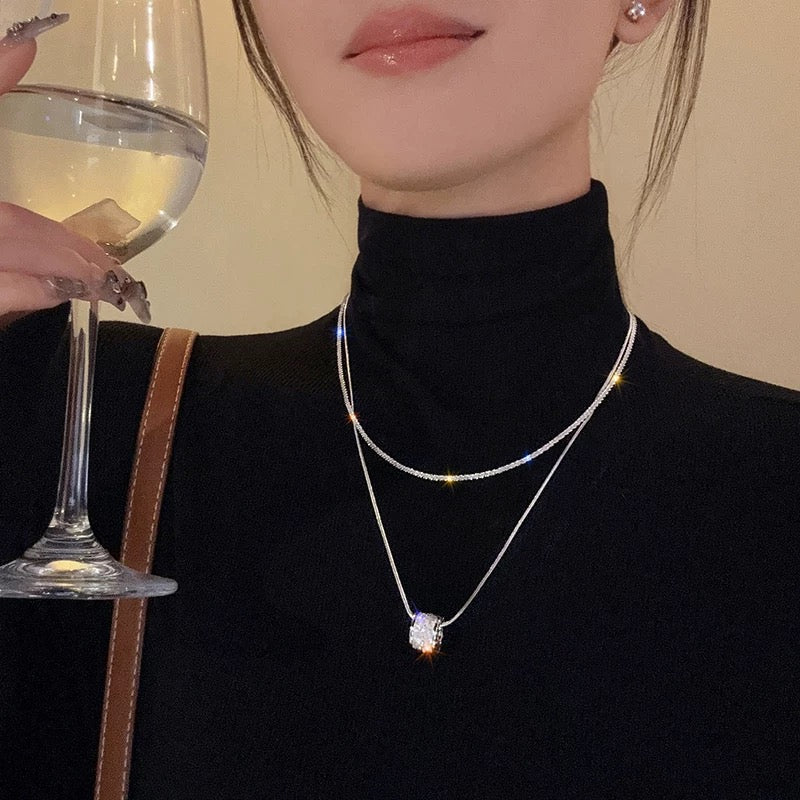 Double layer stacked metal necklace for women 2023 new niche light luxury high-end clavicle chain temperament sweater chain neck chain
