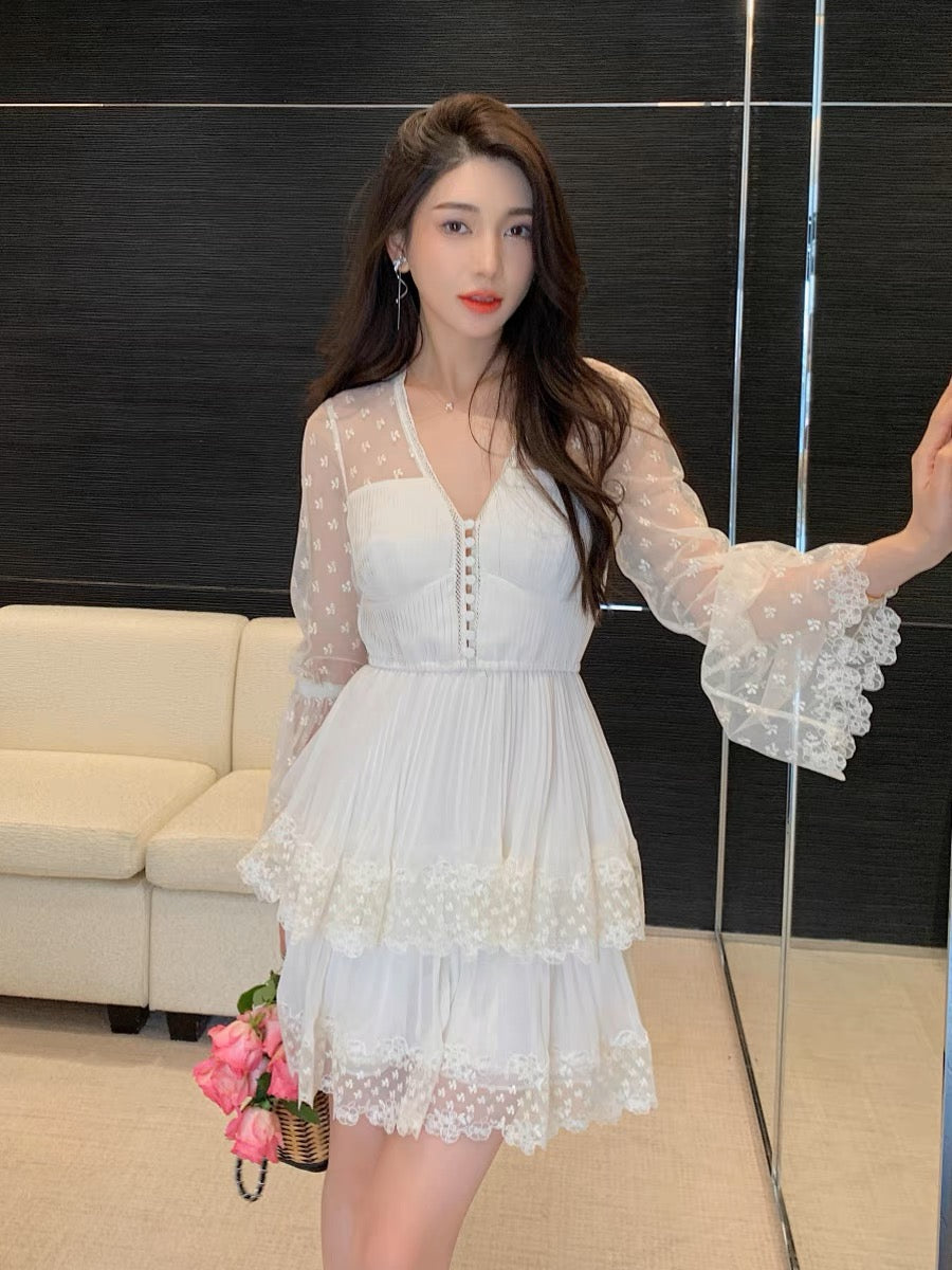 2023 new autumn beige accordion pleated chiffon spliced lace trumpet sleeve dress palace style V-neck dress (D162)