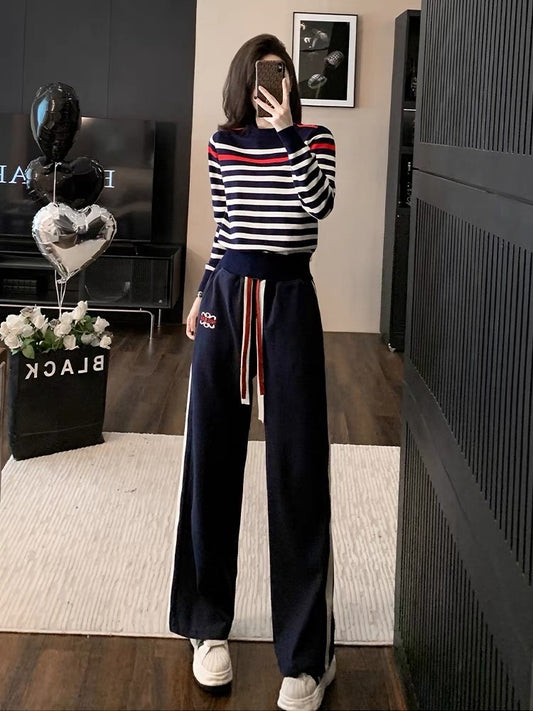 Trendy casual suit for women in autumn. This year's popular contrasting striped temperament round neck sweatshirt two-piece set is trendy.