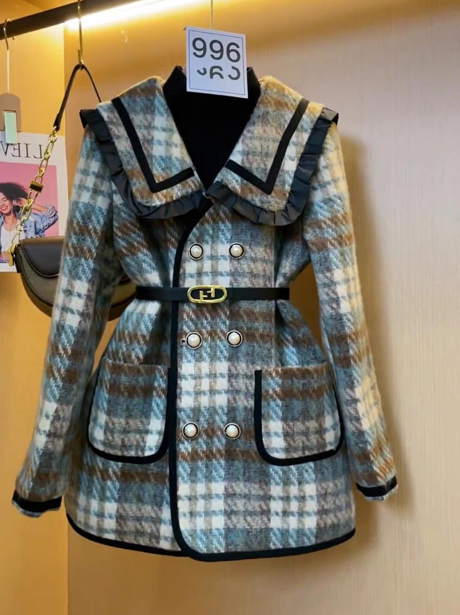 Winter light and mature style, unique and super good-looking, age-reducing and high-end, French style, New Year's style, thickened doll collar jacket for women