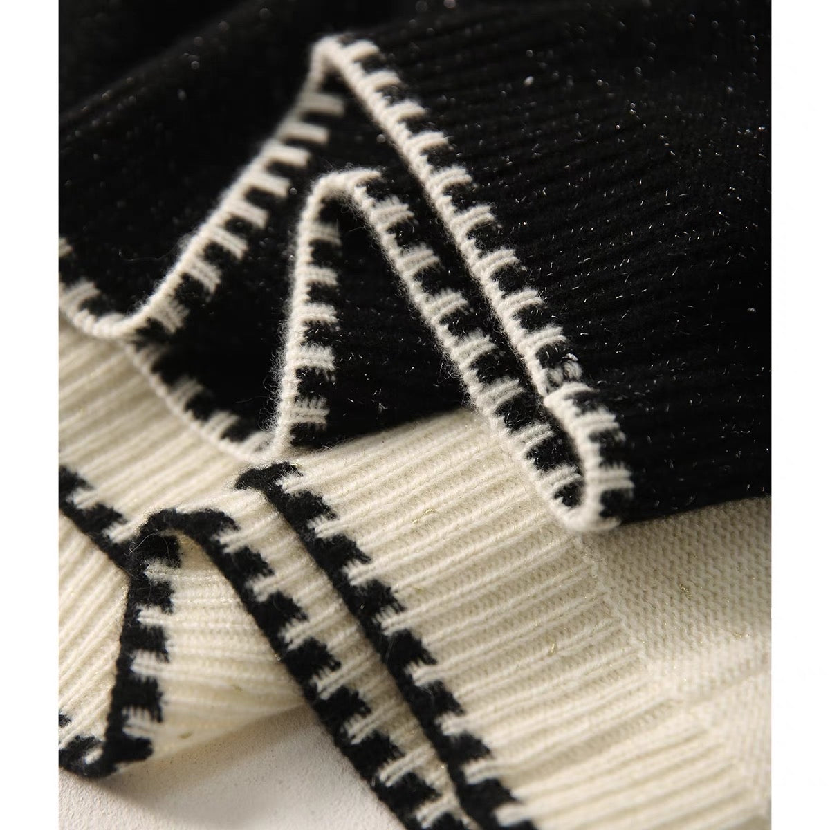 [ZZU560151AG] Gold and silver bean yarn black and white cashmere small Shanti lace V-neck vest vest sweater
