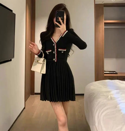 2023 Autumn French Retro Black V-neck Diamond Button Slim Fragrance Style Knitted Dress Slim Pleated Sweater Dress D9194