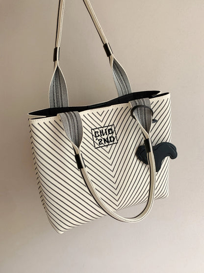 Nanfeng Chio2nd black and white impression tote bag female striped knitted bag commuting to work large bag handheld shoulder bag