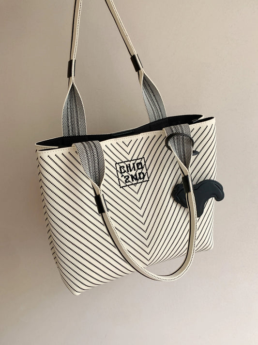Nanfeng Chio2nd black and white impression tote bag female striped knitted bag commuting to work large bag handheld shoulder bag