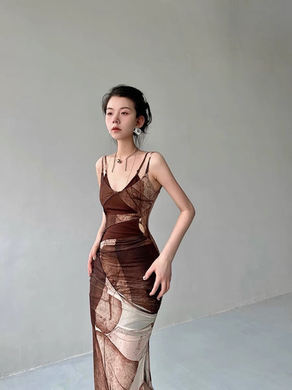 Le Disa Maillard wears a two-piece suit with brown temperament and double-layer mesh hollow elastic dress
