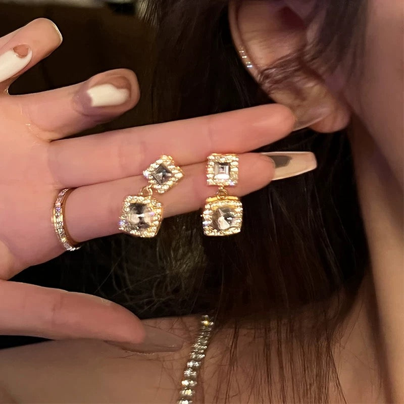 Bingtang Qiaoqi ~ Light luxury and exquisite zircon square earrings, simple design, small fragrance style, retro and high-end earrings trend