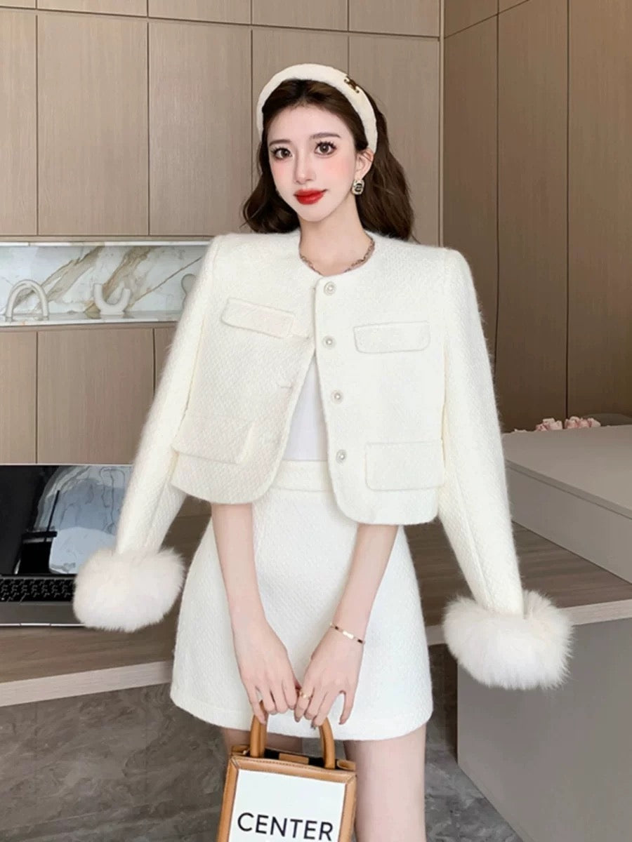 The deep winter clothing is paired with a complete set of velvet and thickened small fragrant suits, a fur splicing jacket and a thickened short skirt two-piece set