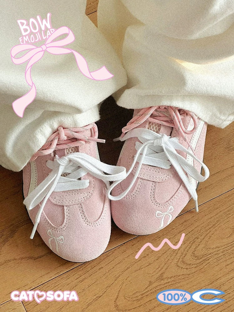 Cat & Sofa “Emoji-Lab” (Spring Limited) Pink Racer Sneakers 🌸👟 Slim low-profile sole with a retro German trainer vibe—lightweight, comfy, and super easy to style. Soft spring pink for a fresh, clean everyday look.
