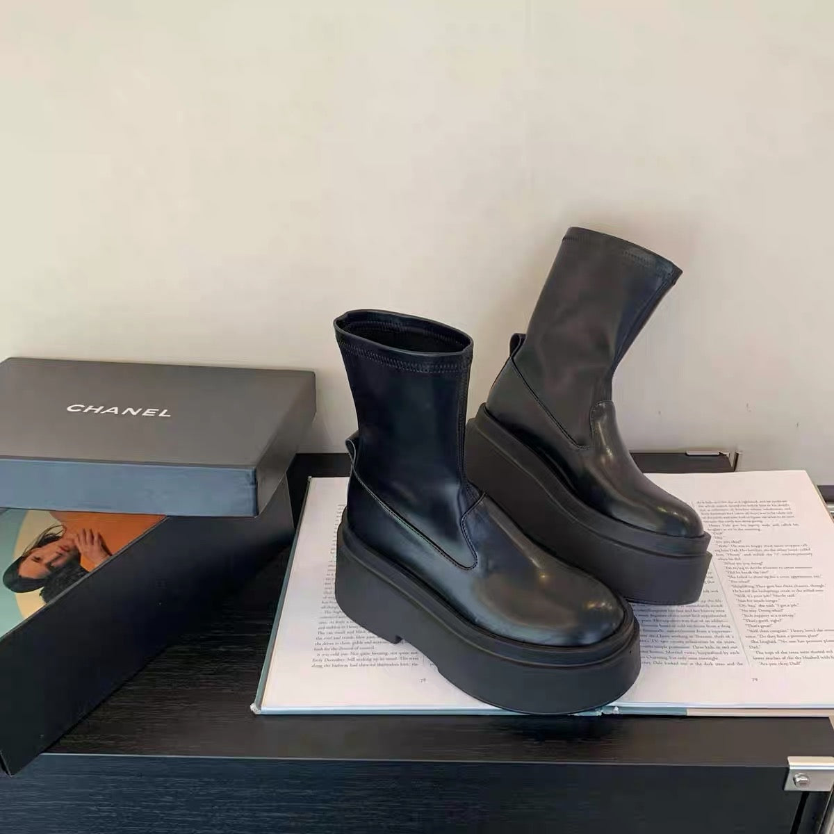 Full leather ~ round head, thick bottom, heightened short tube, thin Martin boots, small and thin elastic motorcycle knight boots