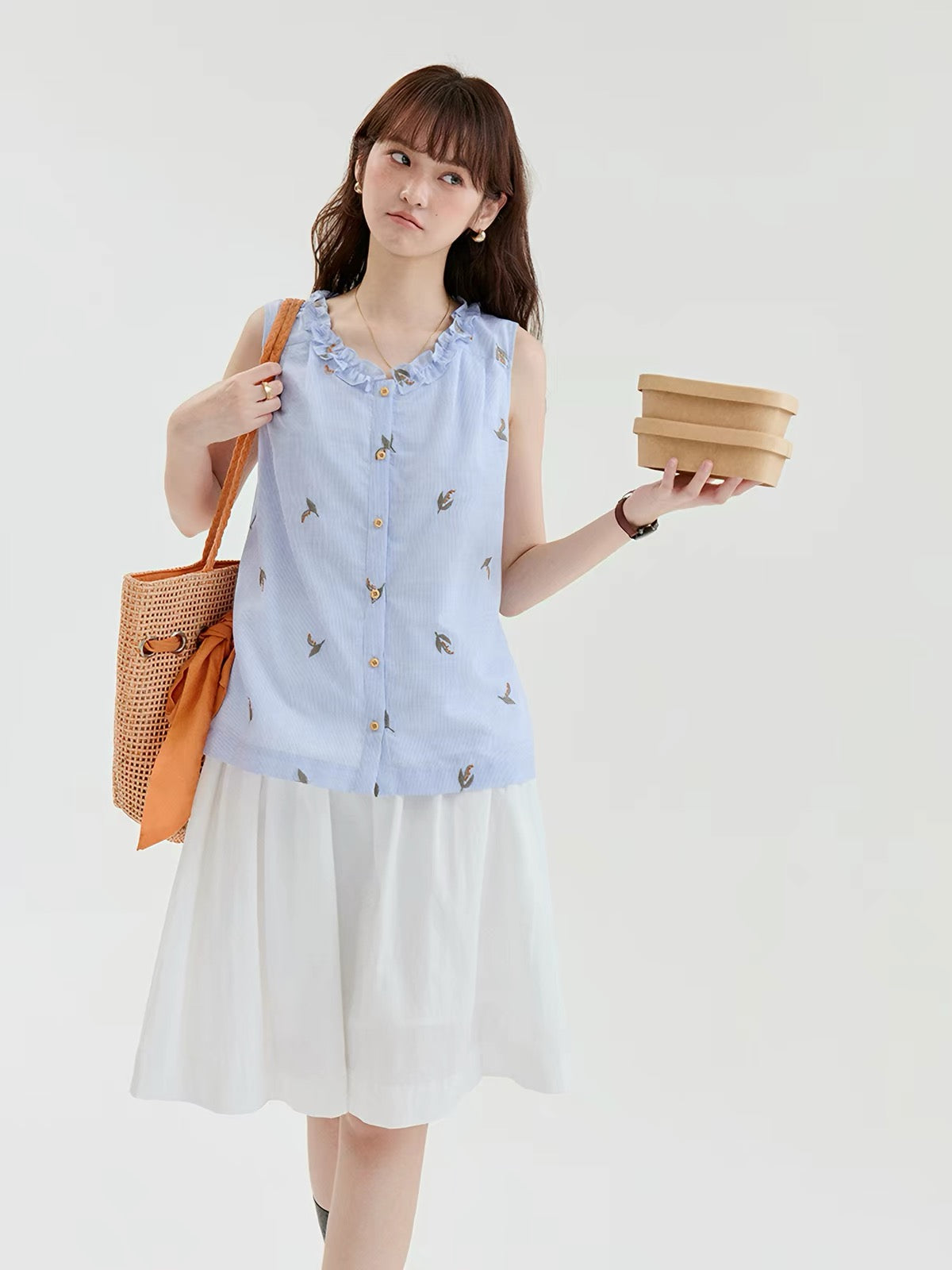 [Beidao AMUU Original] Women's Summer New Arrival: Blue Striped Pure Cotton Sleeveless Shirt with V-Neck and Lettuce-Edge Embroidery