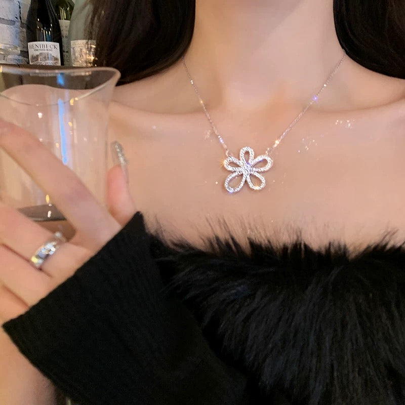 Micro-encrusted zircon five-petal flower necklace, light luxury niche women's high-end design, 2023 new hot style clavicle chain trend