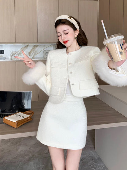 The deep winter clothing is paired with a complete set of velvet and thickened small fragrant suits, a fur splicing jacket and a thickened short skirt two-piece set