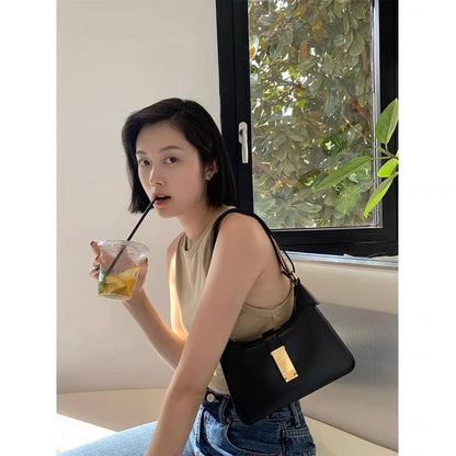Bag women's new style 2023 popular underarm bag high-level sense niche designer French all-match portable Messenger bag women
