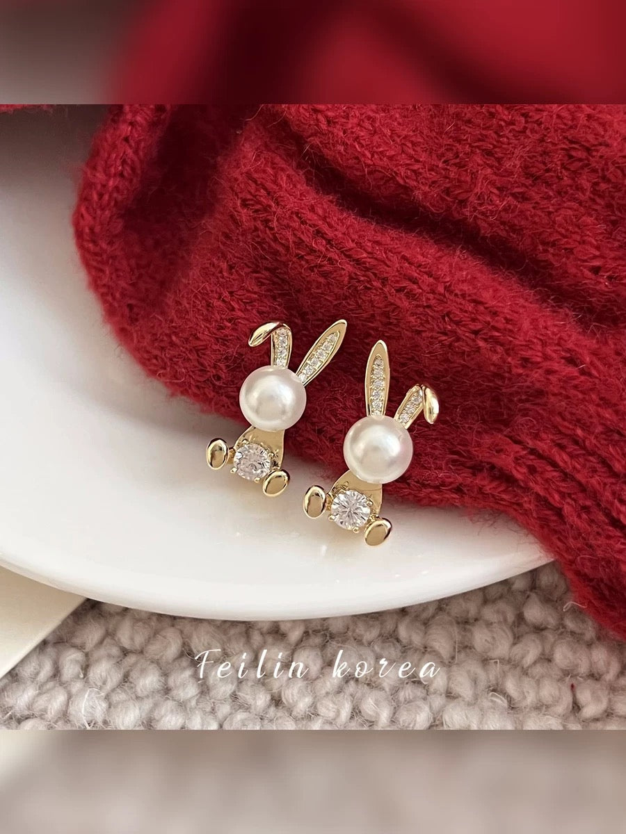 Small animal biting ear earrings 2023 new style hot style pearl earrings for women design advanced rabbit earrings