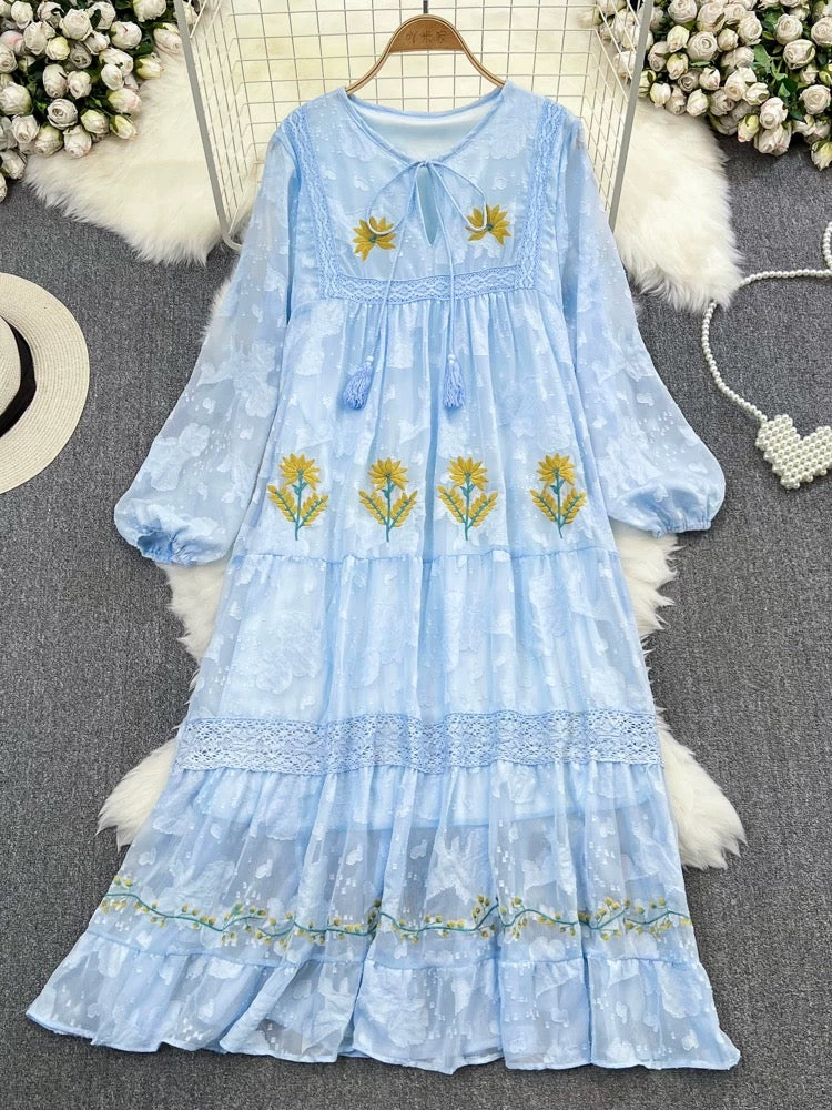 Beach holiday dress with round neck and embroidered flowers, loose and Lee Nhi Boutique Beach holiday dress with round neck and embroidered flowers, loose and Lee Nhi Boutique