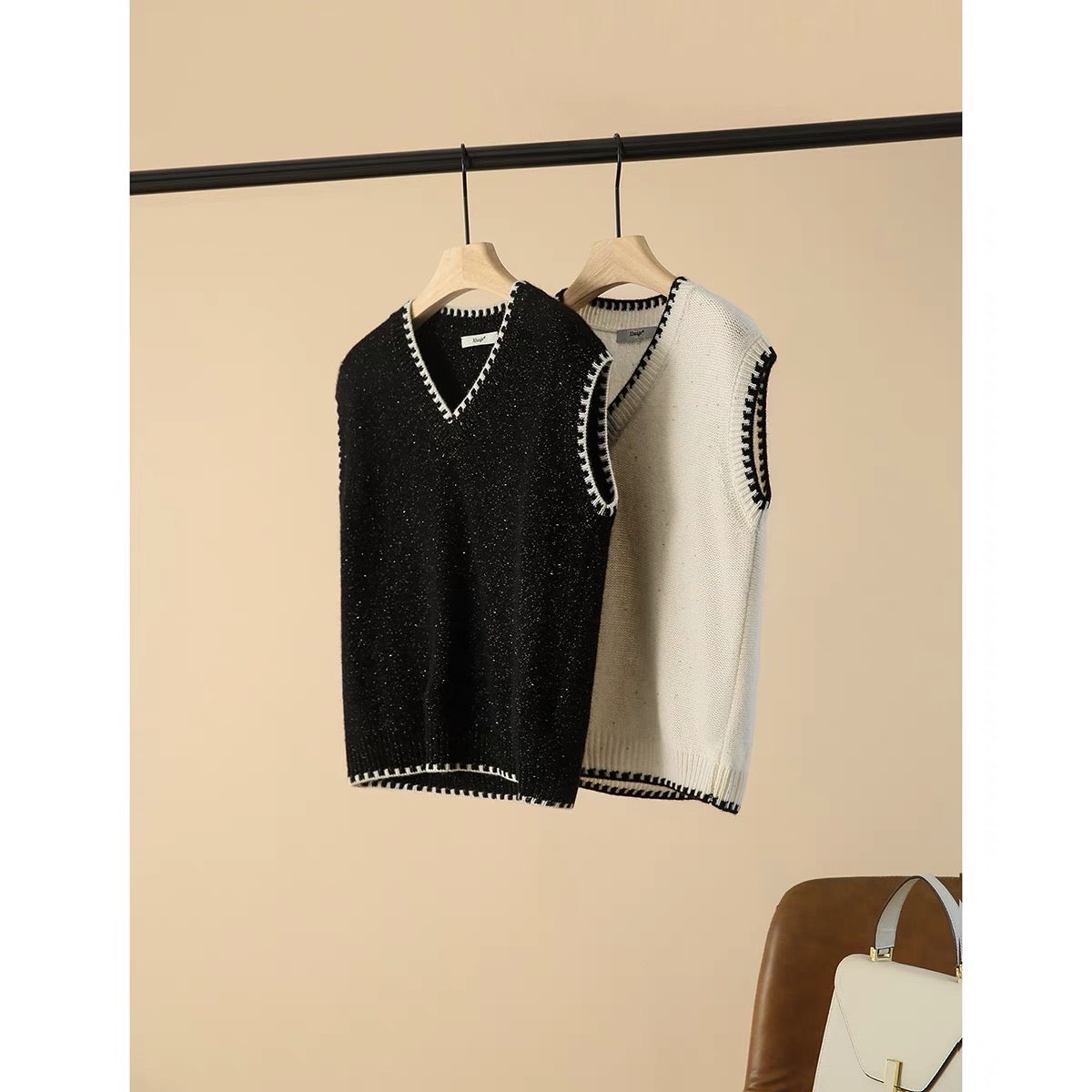 [ZZU560151AG] Gold and silver bean yarn black and white cashmere small Shanti lace V-neck vest vest sweater