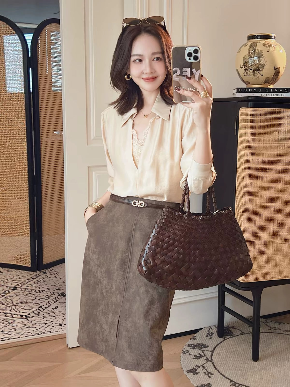 PINZIKO "Big Rabbit" – Women's Stylish Lace V-Neck Blouse: A Romantic, Versatile "Faux-Layered" Design That Flatters the Figure.