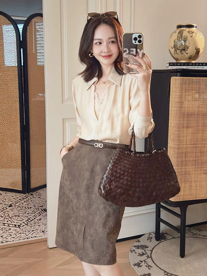 PINZIKO "Big Rabbit" – Women's Stylish Lace V-Neck Blouse: A Romantic, Versatile "Faux-Layered" Design That Flatters the Figure.