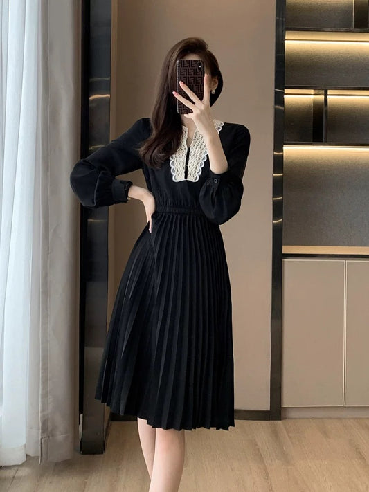 French retro temperament dress for women 2023 autumn new high-end long-sleeved pleated Hepburn style little black skirt