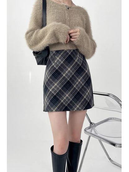 Large size fat MM woolen skirt autumn and winter retro short skirt for women with high waist A-line plaid hip skirt pear-shaped body A3353