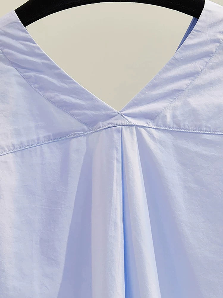100 yuan for three pieces. Contact customer service to change the price. Blue three-quarter rolled-up sleeves, lazy literary V-neck casual shirt