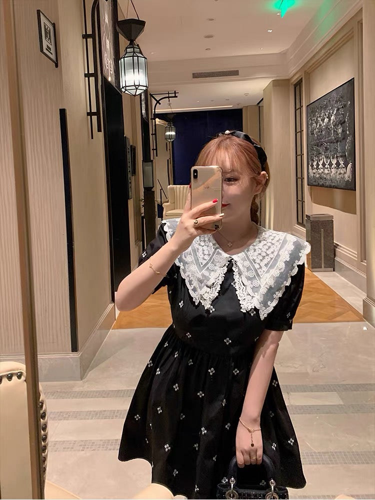 Temperament and French style puff sleeves V-neck floral dress women's summer mid-length Hepburn style waist-cinching little black dress