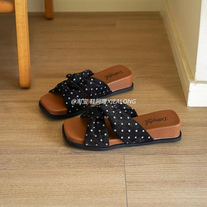 French-style polka-dot crisscross strap slides for women—thick-soled, suitable for outdoor wear; new for Summer 2026—casual, vacation, and beach-ready.