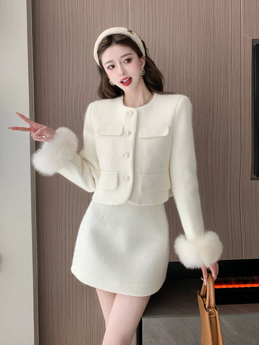 The deep winter clothing is paired with a complete set of velvet and thickened small fragrant suits, a fur splicing jacket and a thickened short skirt two-piece set