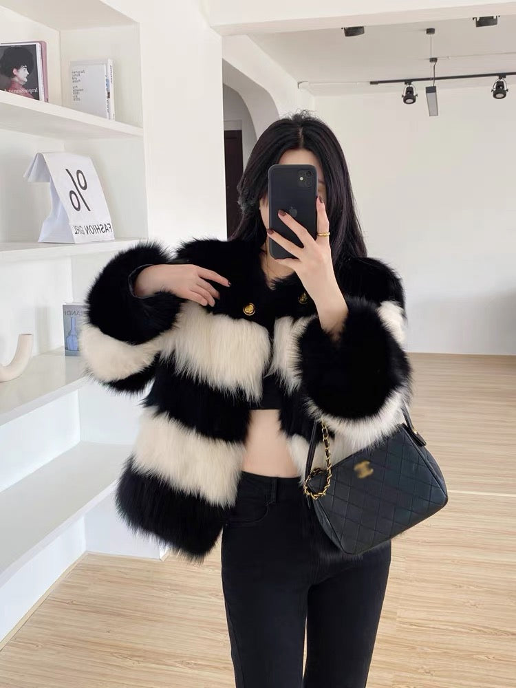 2023 Young New Haining Black and White Contrast Fur One-piece Imported Fox Fur Fur Jacket Women's Fashion Short Style (B2321)