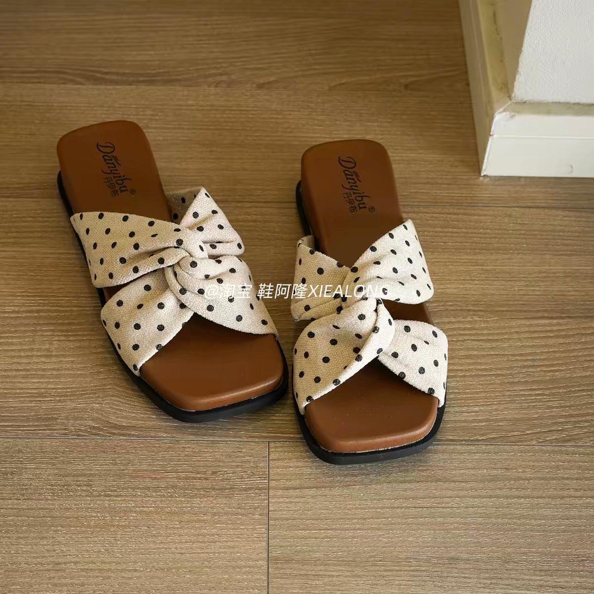 French-style polka-dot crisscross strap slides for women—thick-soled, suitable for outdoor wear; new for Summer 2026—casual, vacation, and beach-ready.