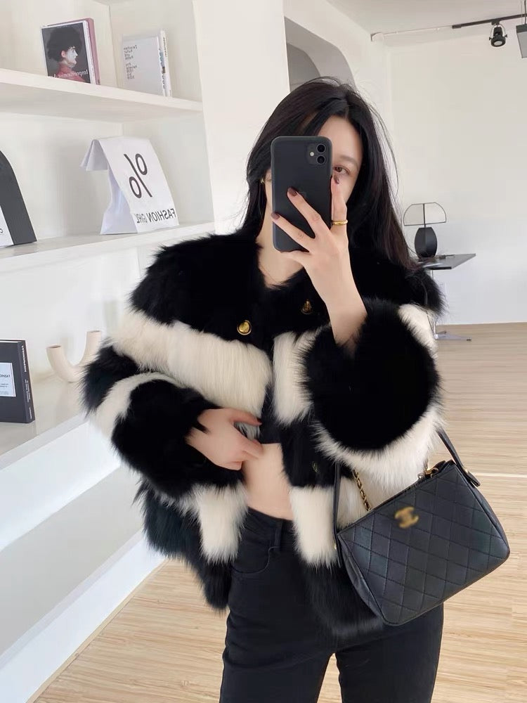 2023 Young New Haining Black and White Contrast Fur One-piece Imported Fox Fur Fur Jacket Women's Fashion Short Style (B2321)