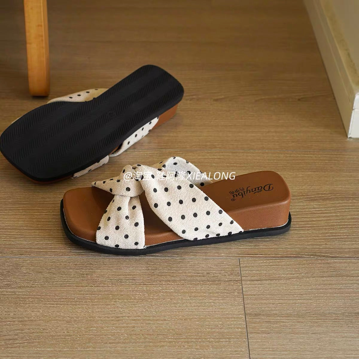 French-style polka-dot crisscross strap slides for women—thick-soled, suitable for outdoor wear; new for Summer 2026—casual, vacation, and beach-ready.