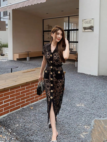 The heroine wears a mature lady-style outfit in a simple and high-end black sexy hollow waist slimming dress and long skirt (D161)