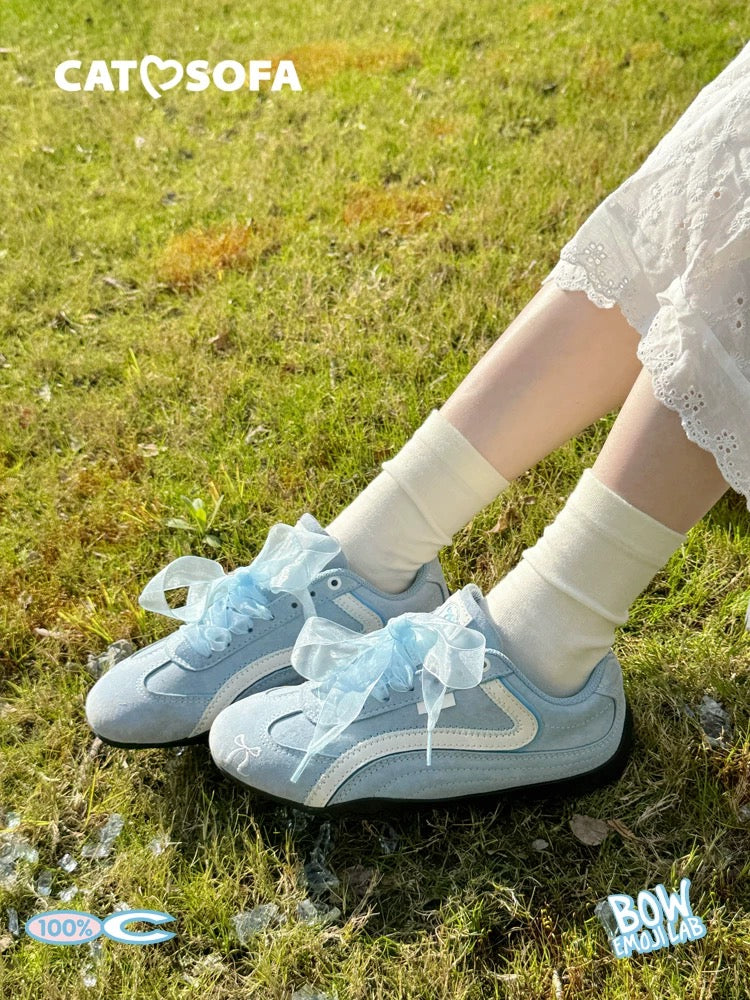 Cat & Sofa “Emoji-Lab” Glacier Blue Sneakers ❄️👟 Spring limited edition with a fresh glacier blue tone. Low-top retro design and slim sole for a lightweight, flexible feel — clean, modern, and easy to style for everyday wear.