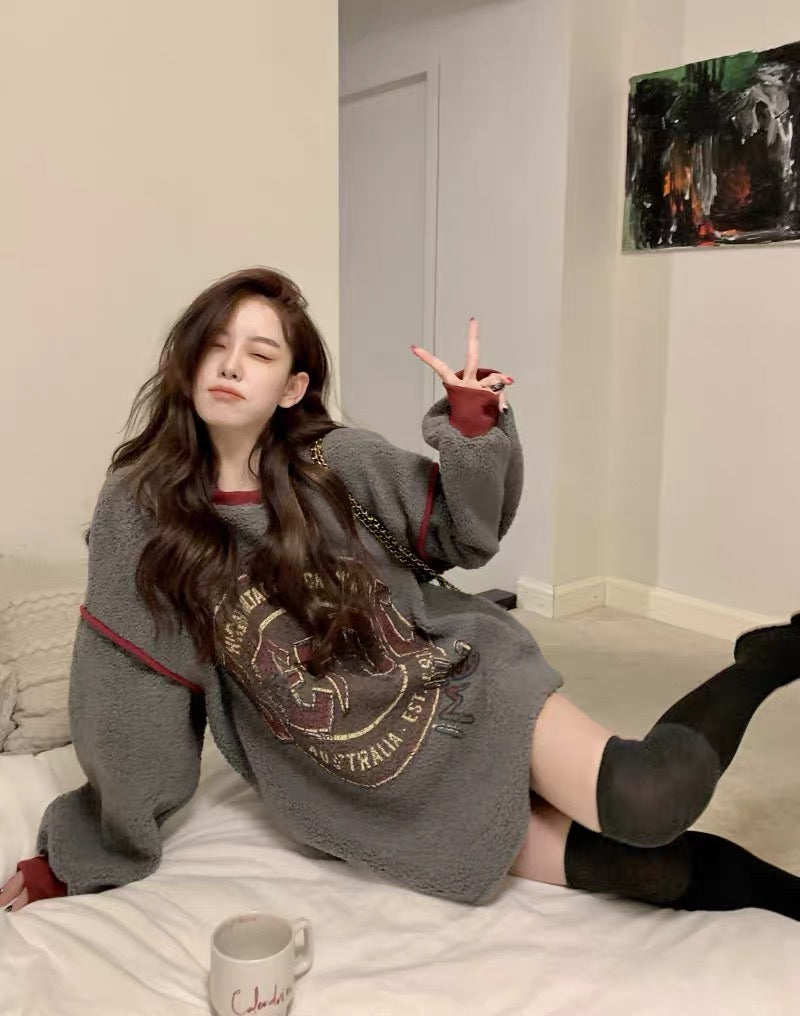 Designed distressed printed sweatshirt for women autumn and winter 2023 new mid-length imitation lamb wool loose lazy style top A2240