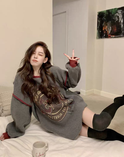 Designed distressed printed sweatshirt for women autumn and winter 2023 new mid-length imitation lamb wool loose lazy style top A2240