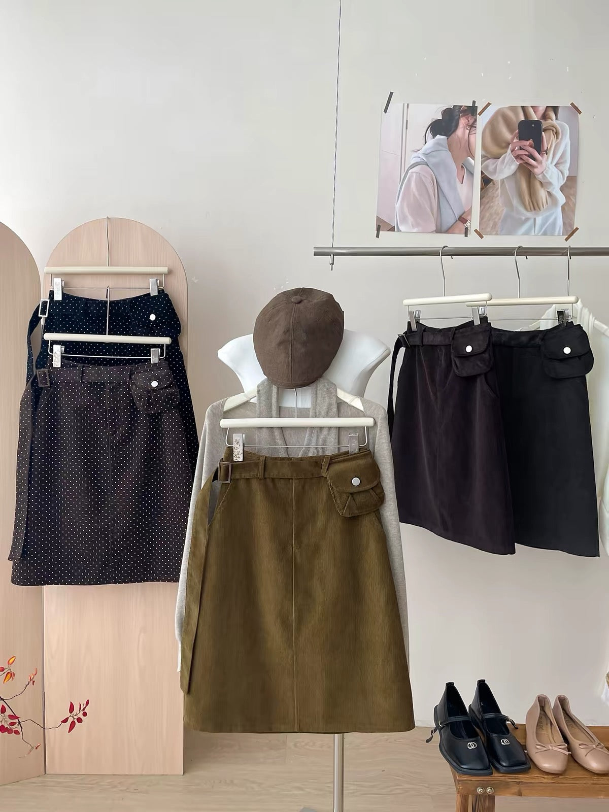 Japanese/Korean "Miu-style" retro polka-dot corduroy skirt (short-to-mid length) for women; versatile straight-cut A-line style featuring a waist bag—perfect for autumn and winter.