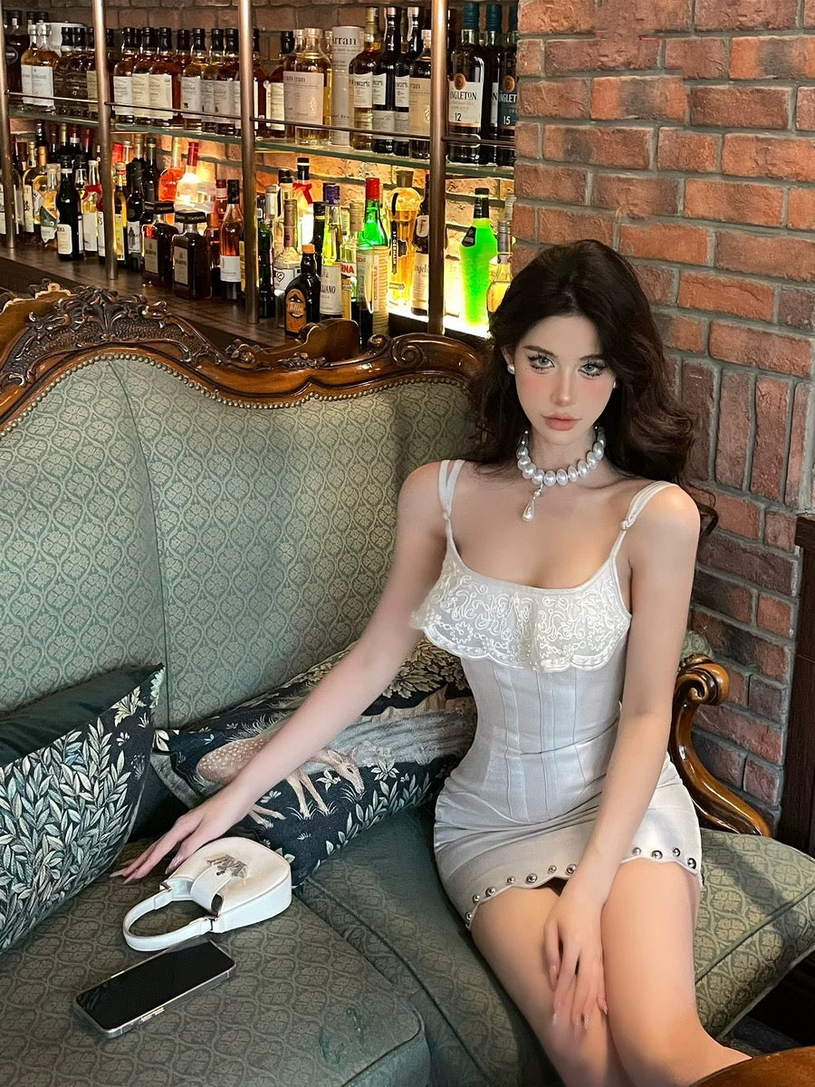 Dust Deng Deng French white suspender dress for women 2024 early spring new lace splicing suspender skirt