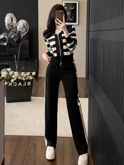 Sports and leisure suits for women, new fashionable autumn clothes, slimming and age-reducing striped sweatshirts, wide-leg pants, two-piece trendy set (V6617)