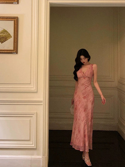 Ge Fuwen bias cut slim sexy dress female 2024 summer new gentle style V-neck sleeveless waist long dress