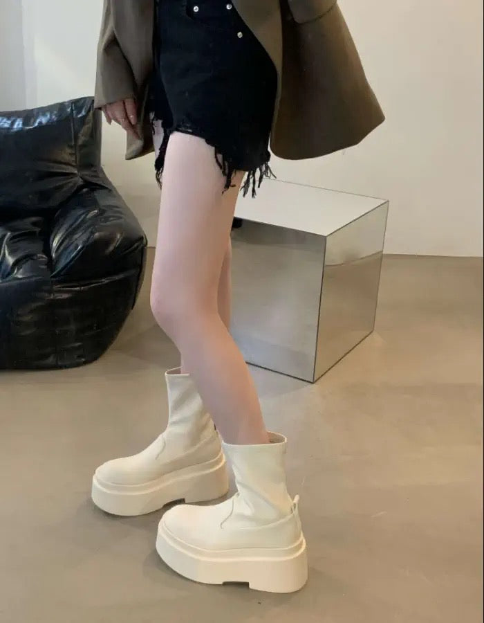 Full leather ~ round head, thick bottom, heightened short tube, thin Martin boots, small and thin elastic motorcycle knight boots