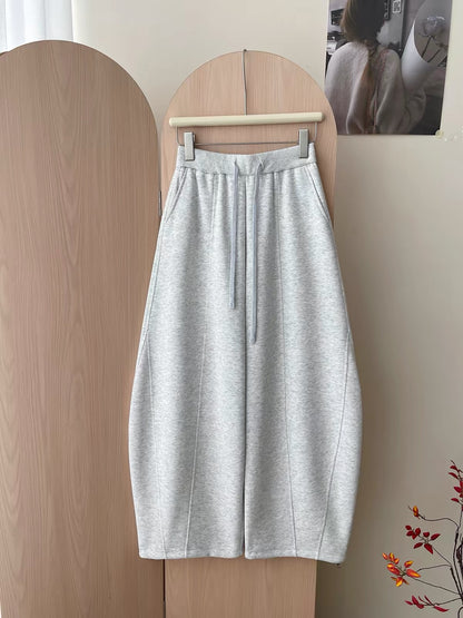 Japanese/Korean-style women's wide-leg sweatpants featuring a curved "scimitar" cut and balloon silhouette; designed for autumn/winter with a relaxed, laid-back vibe; versatile and casual, with a drawstring waist and adjustable cinched cuffs.
